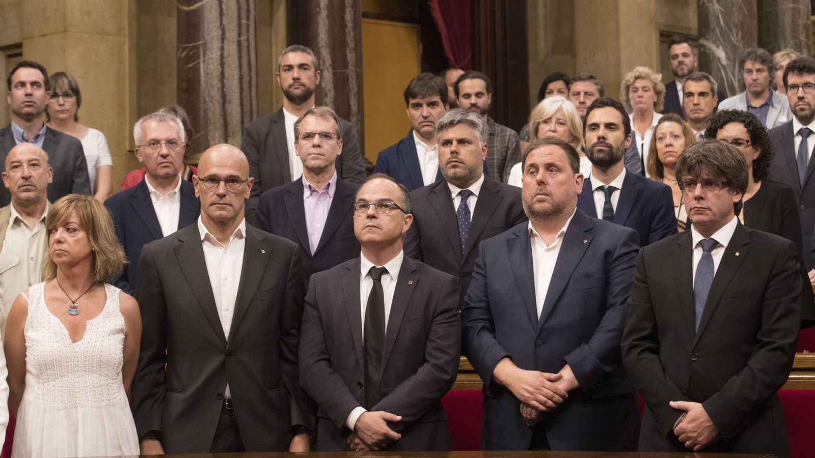 Foto: El presidente de la Generalitat, Carles Puigdemont, su vicepresidente, Oriol Junqueras, el conseller de Presidencia, Jordi Turull y otros miembros del Govern. (Efe) 