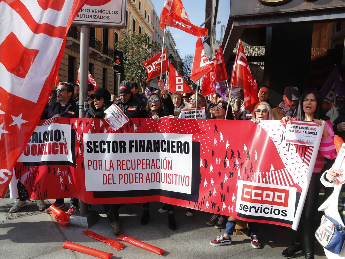 Foto: Protestas de trabajadores de la banca celebradas en enero de 2023. (EFE/Juan Carlos Hidalgo)