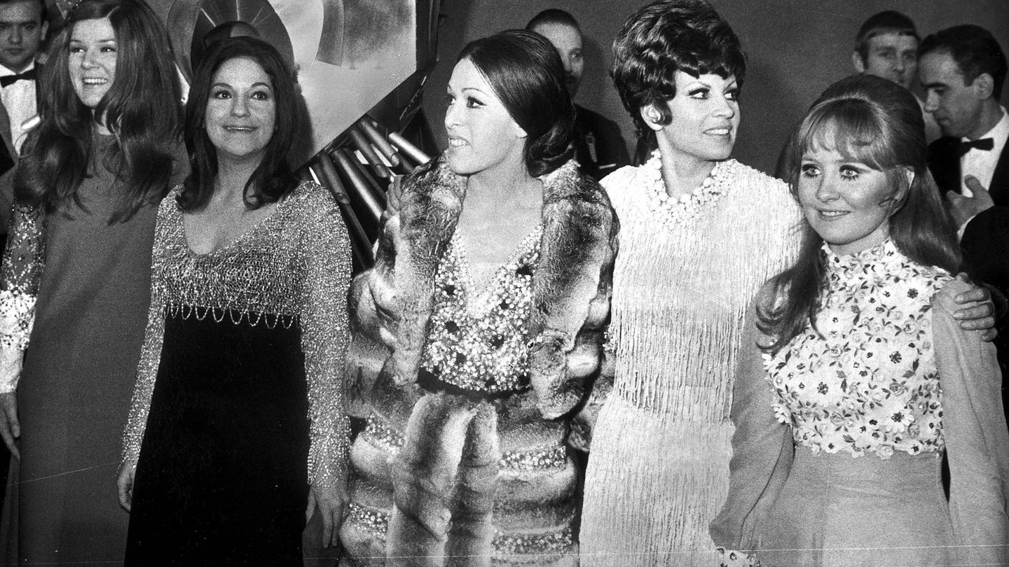 Salomé, con Massiel y otros participantes de Eurovisión 1969, que se celebró en Madrid. (Cordon Press)