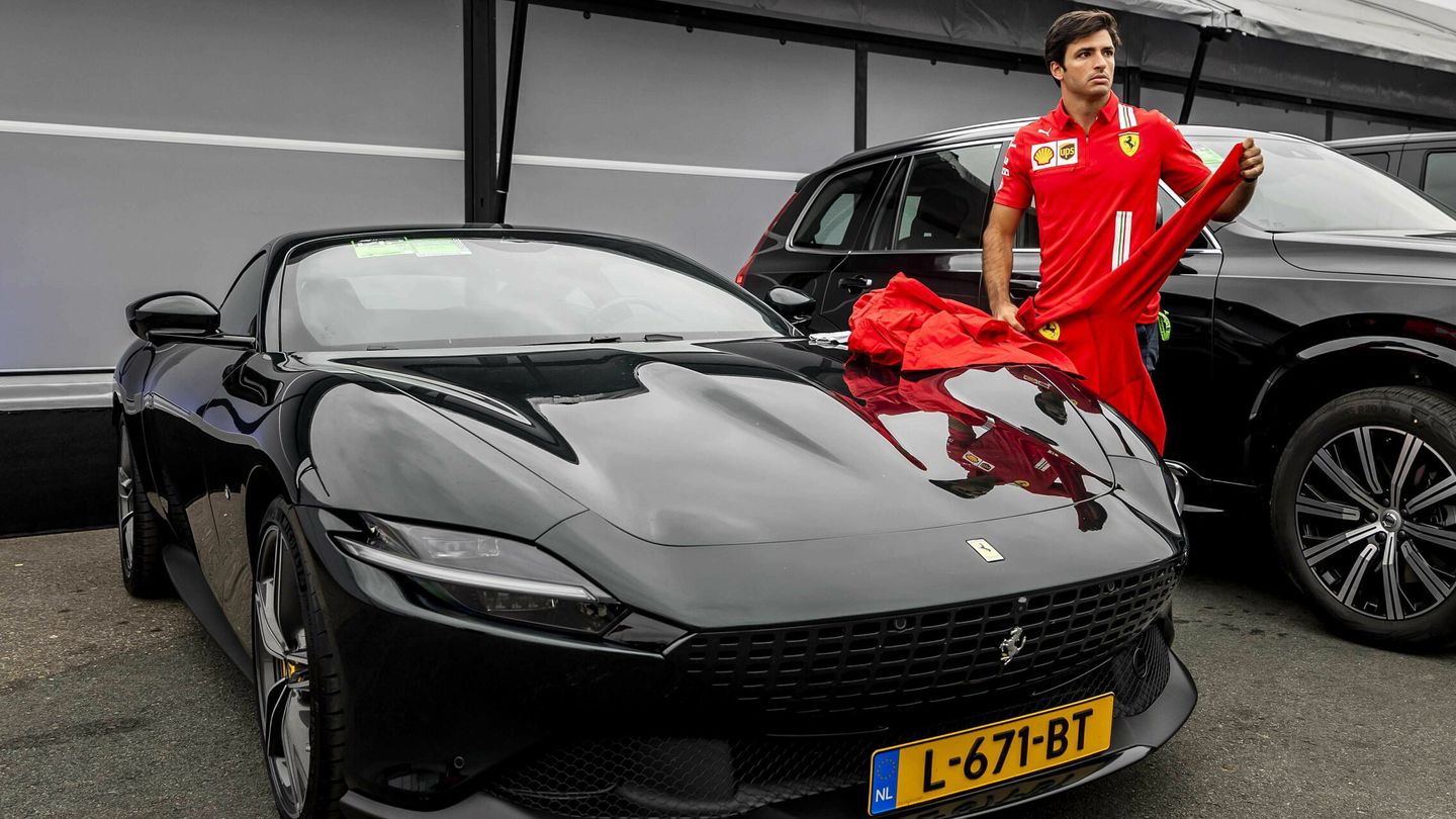 Carlos por un momento pensó que Ferrari le regalaría uno de sus coches por su cumpleaños, pero no hubo suerte en esta ocasion.