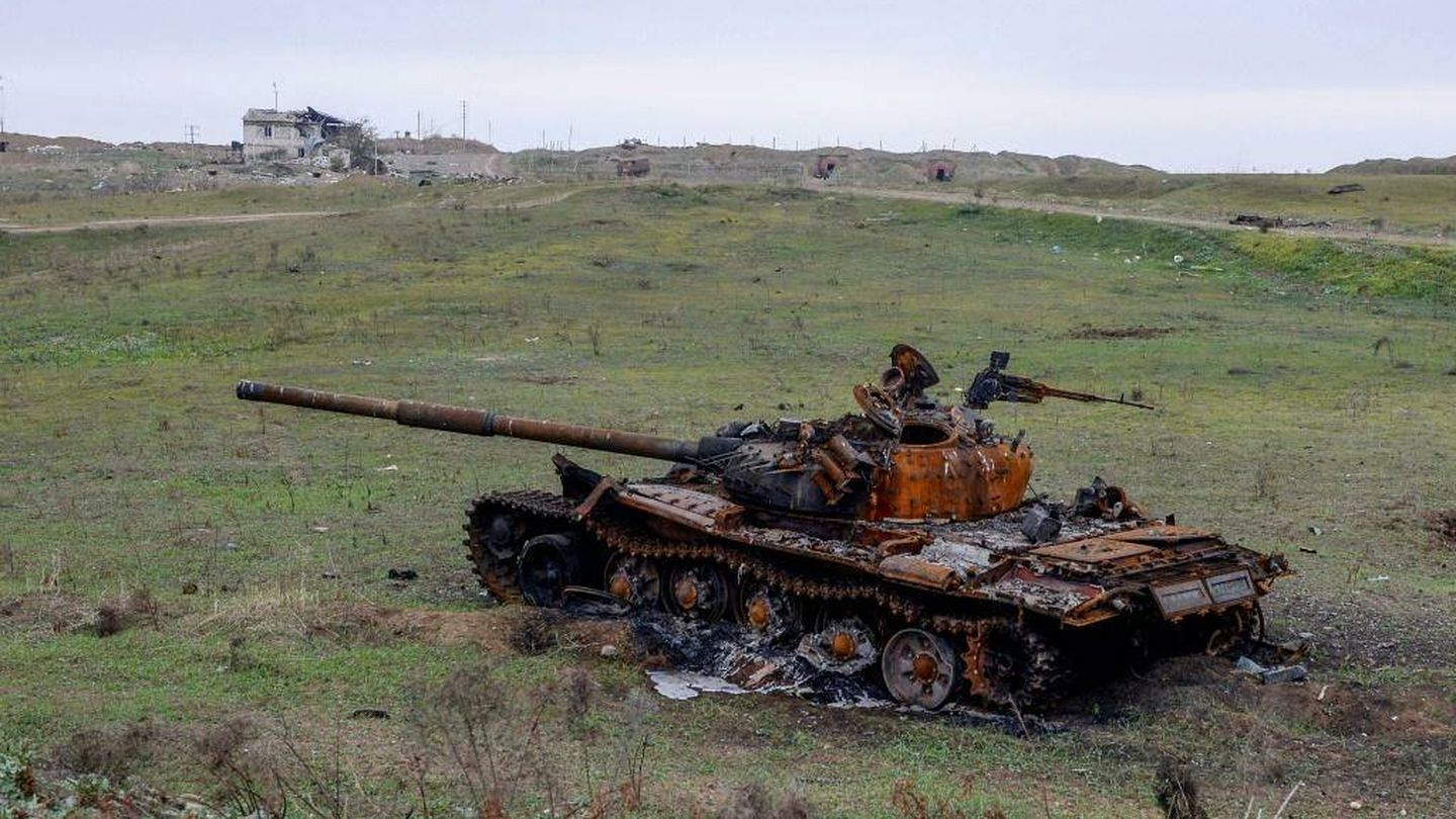Carro T-72 armenio destruido por las tropas azeríes. (AFP-TOFIK BABAYEV)