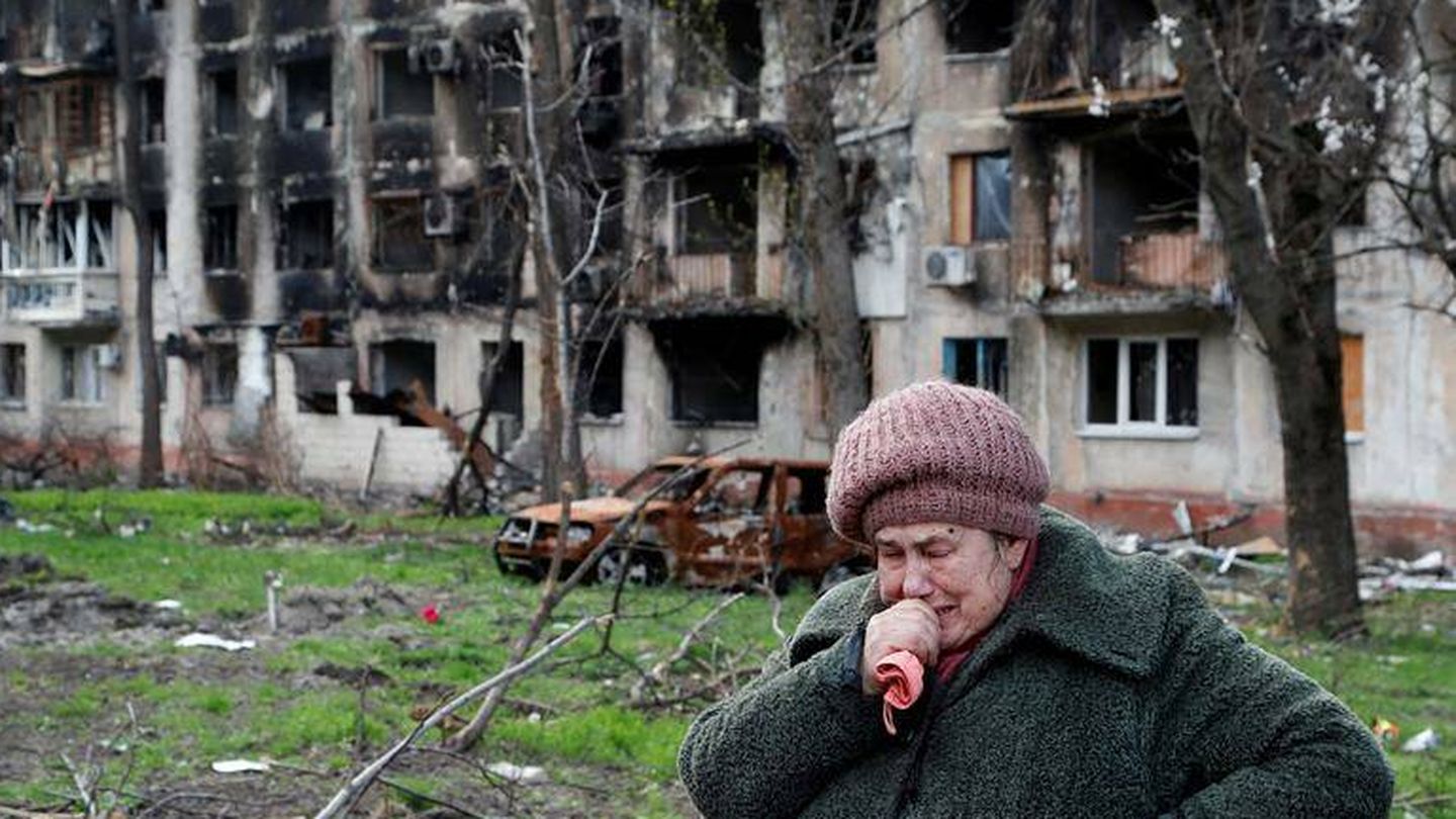 Tamara, una ciudadana de Mariúpol, llora frente a los edificios destrozados de la ciudad. (Reuters/Alexander Ermochenko)