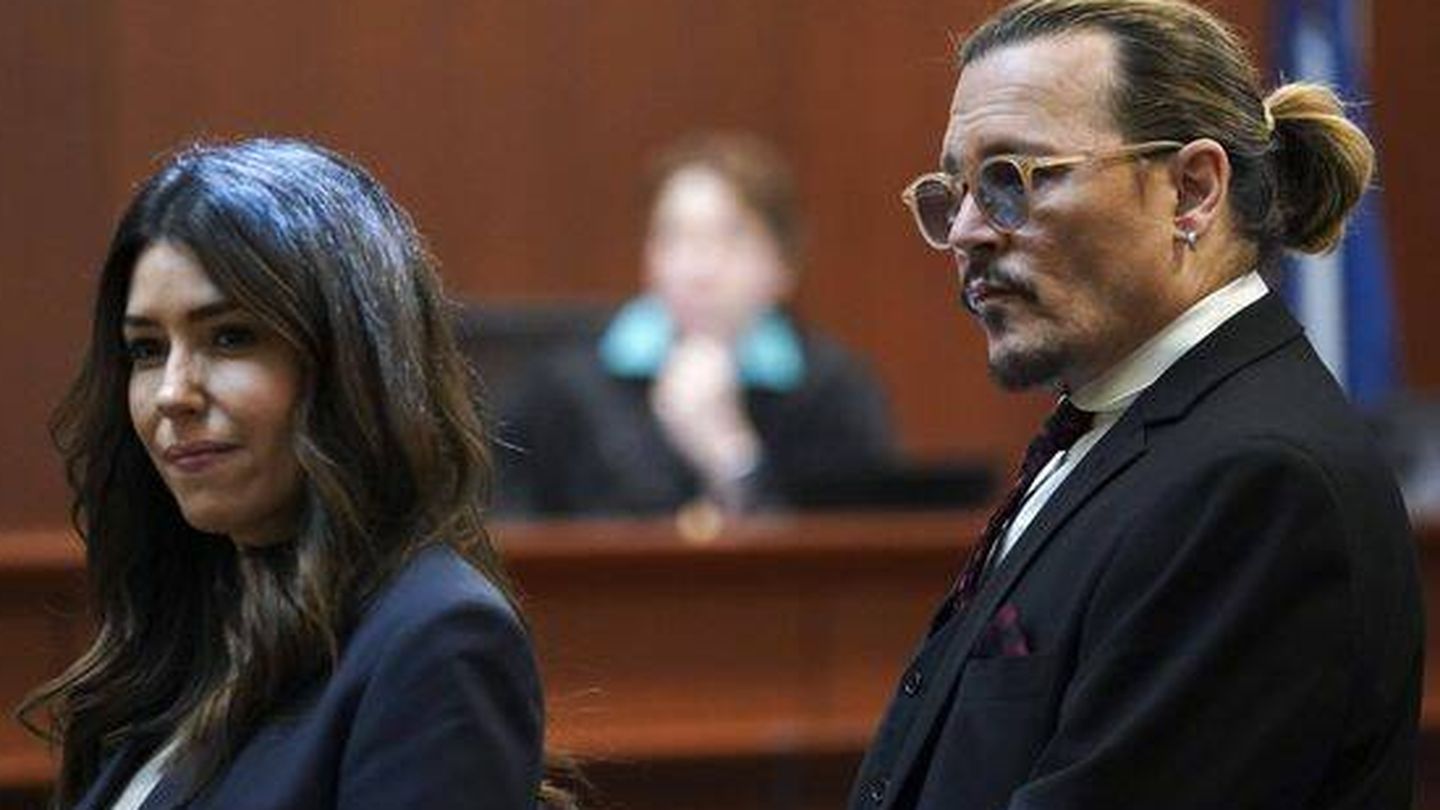  Camille Vasquez y Johnny Depp, durante el juicio. (EFE/Kevin Lamarque)