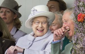 Carlos de Inglaterra e Isabel II, un príncipe  y una reina que 'viven' de los subsidios
