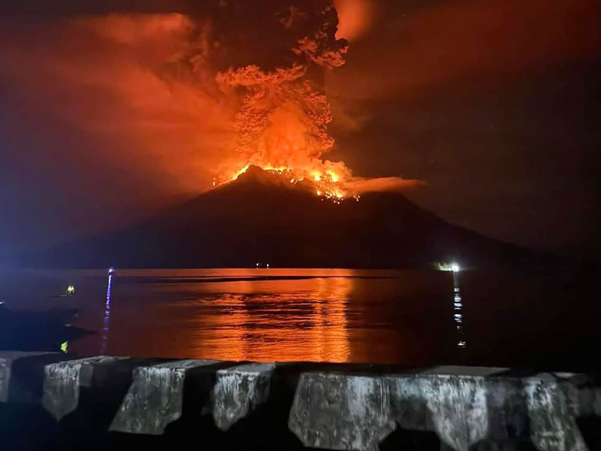Foto: Indonesia evacúa a más de 800 personas de una isla por el aumento de actividad volcánica. (EFE / Agencia Nacional de Gestión de Desastres)