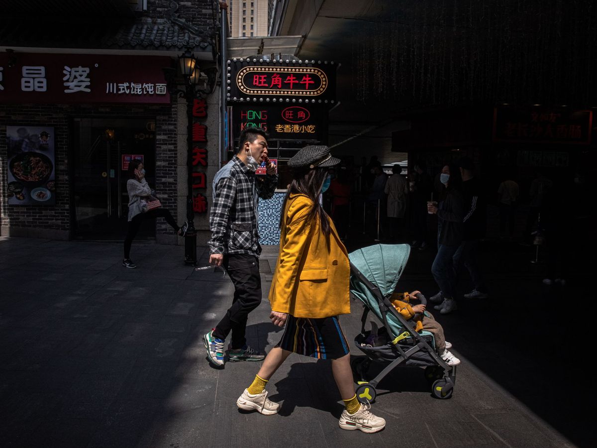 Foto: Gente camina en un área de compras en Wuhan. (EFE)