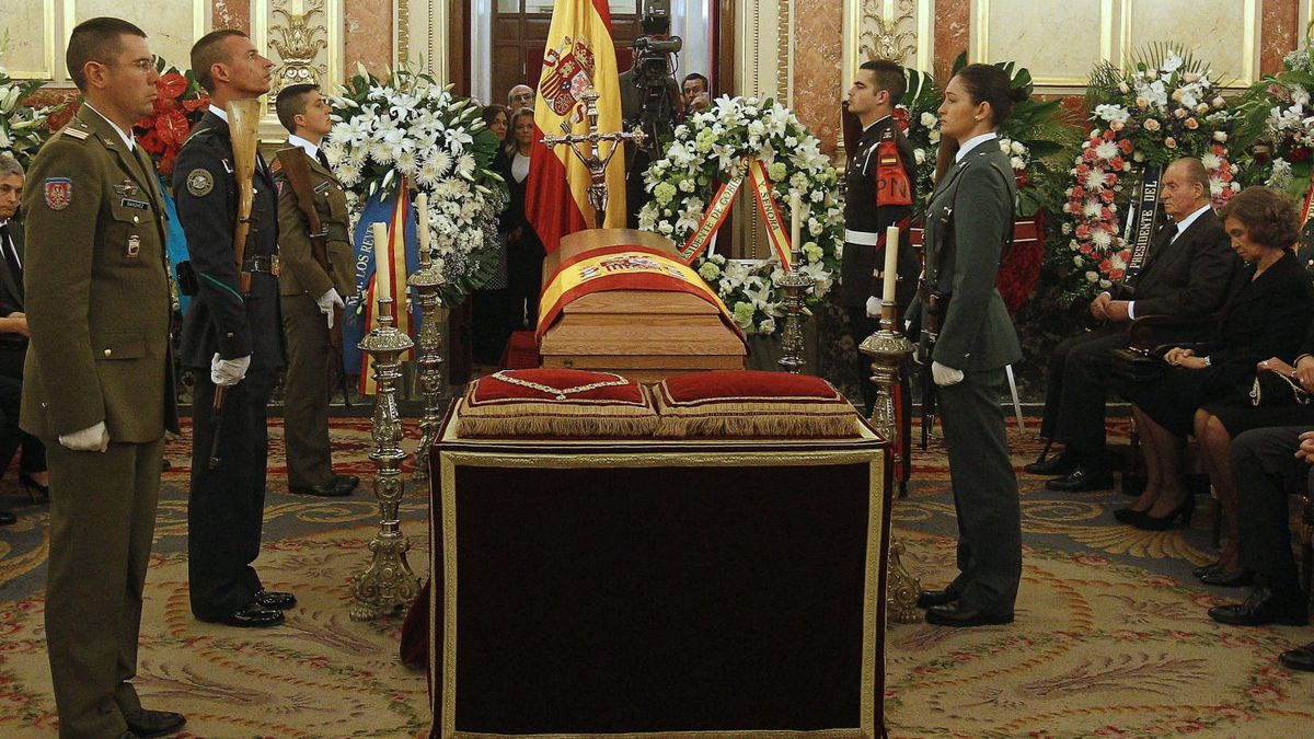“La coalición negativa” que derribó a Suárez se refugia en el obituario