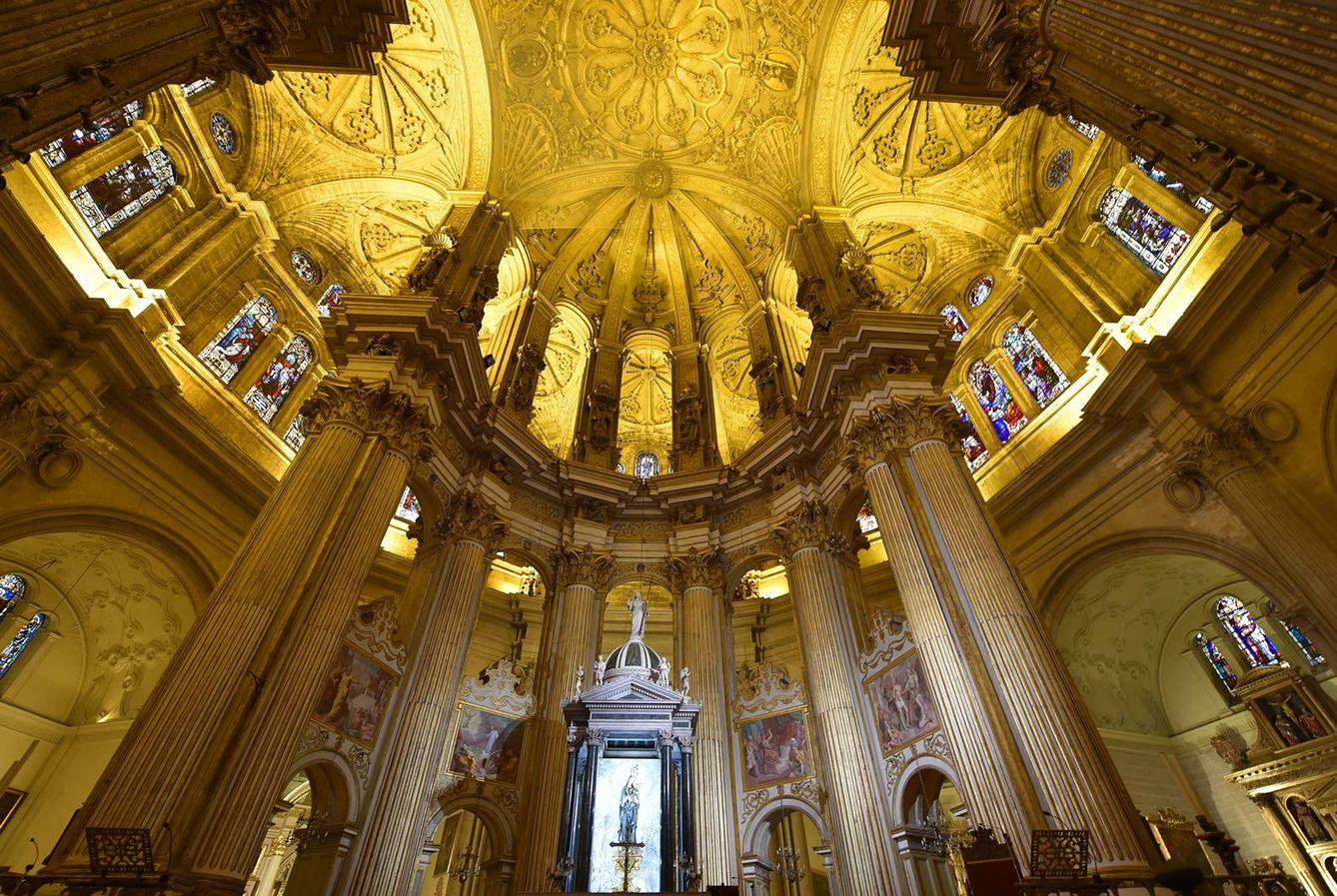Una imagen del altar principal y la cúpula de la catedral de Málaga (Toñi Guerrero).