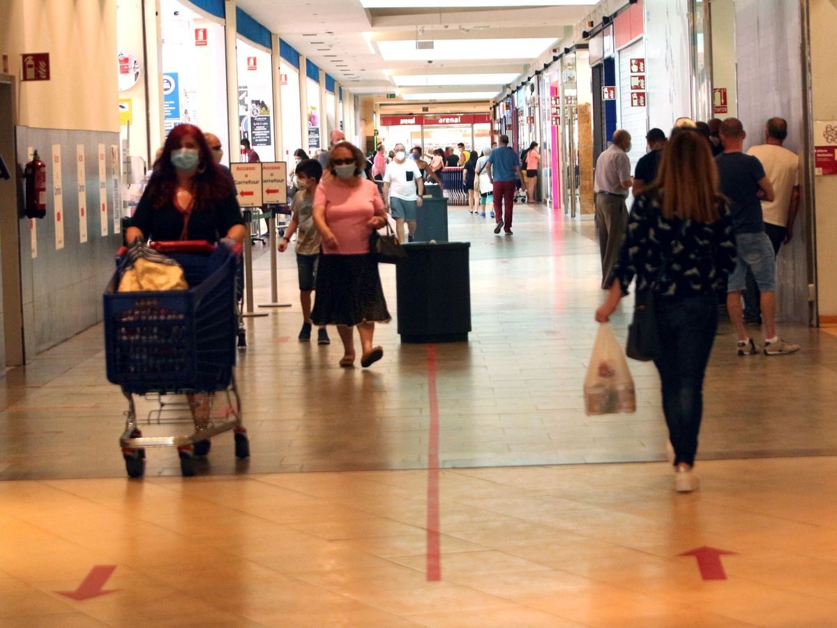 Foto: Varias personas realiza sus compras en el centro comercial El Rosal, en El Bierzo, el pasado junio. (EFE)