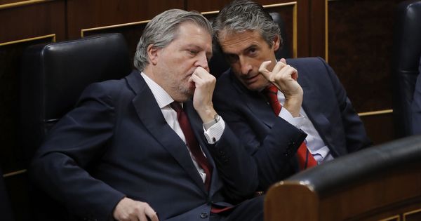 Foto: Los ministros de Educación, Íñigo Méndez de Vigo, y Fomento, Íñigo de la Serna. (EFE)