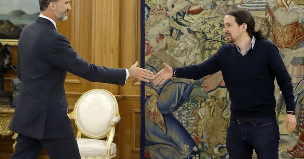 Foto:  Felipe VI y Pablo Iglesias, cordialidad en la Zarzuela. (Getty)