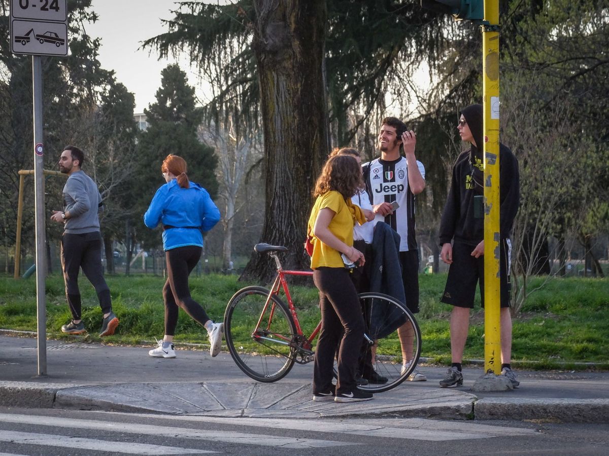 Foto: Gente haciendo deporte en un parque de Milán (EFE)