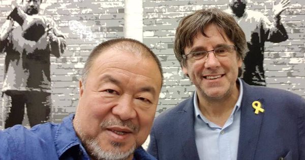 Foto: La foto que Puigdemont ha publicado en su Twitter de su reunión con Ai Weiwei. (TWITTER)