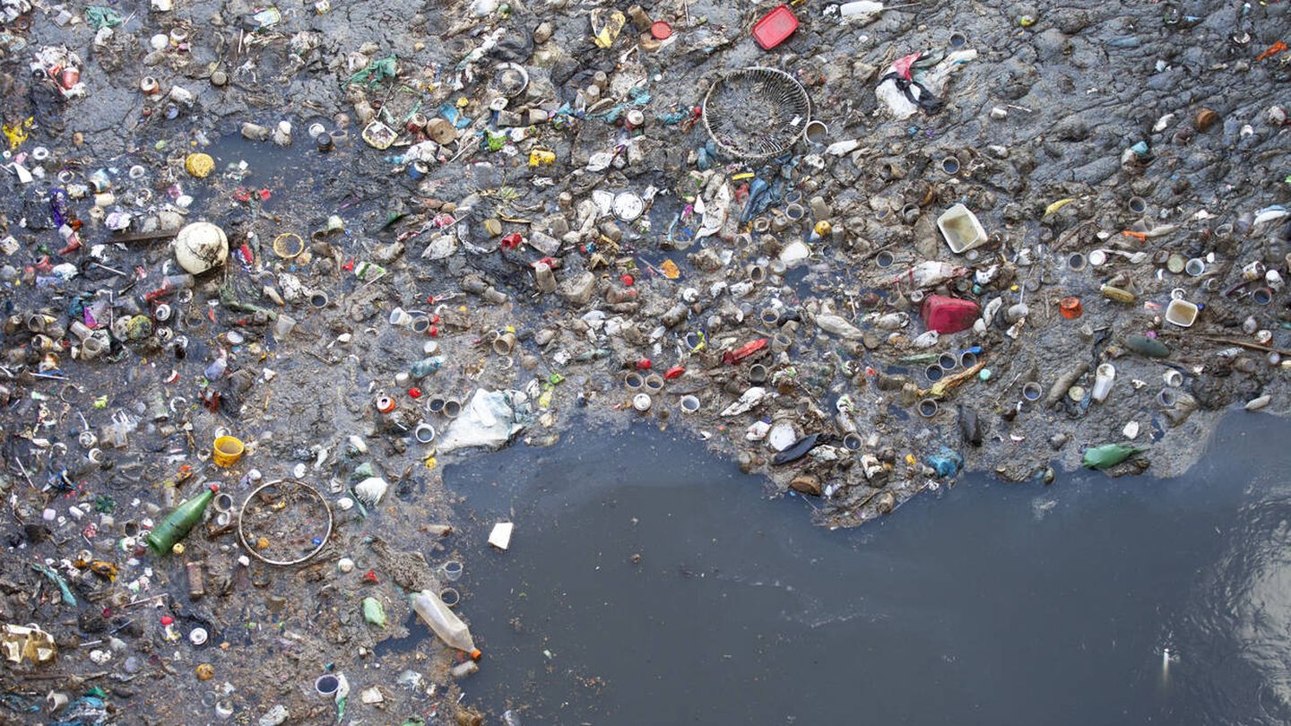 Contaminación plástica en una masa de agua. (iStock)