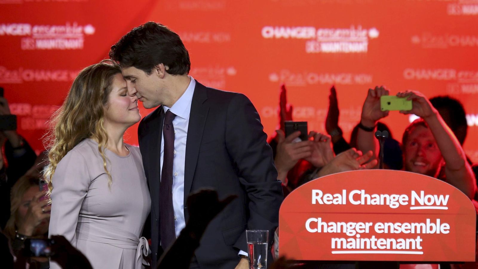 Foto: El líder del Partido Liberal Justin Trudeau besa a su mujer tras conocer su victoria en las elecciones de Canadá, el 19 de octubre de 2015 (Reuters).