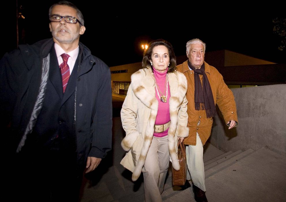 Foto: Macià Alavedra (derecha), junto a su esposa, a la salida de la cárcel Brians 2, en 2009. (EFE)