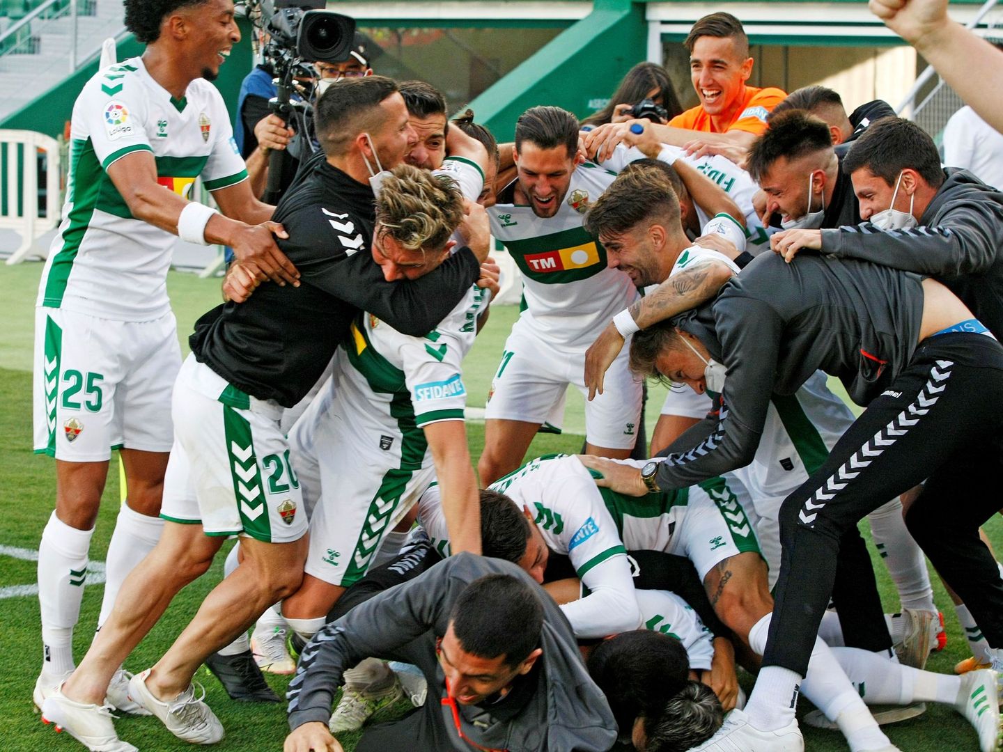Los jugadores del Elche celebran la permanencia en Primera tras el último partido de Liga ante el Athletic. (EFE)
