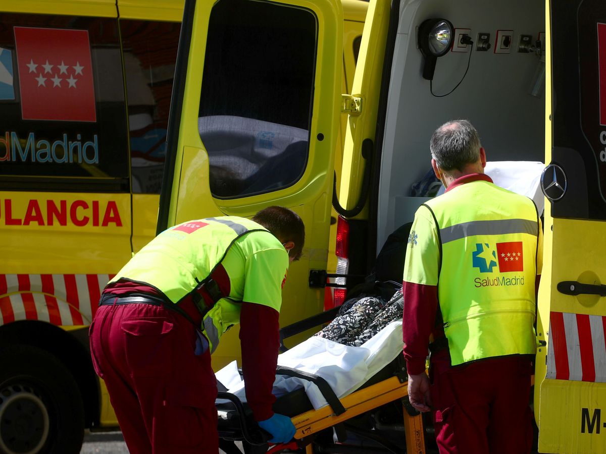 Foto: Una ambulancia de emergencias del coronavirus en Madrid. (Reuters)