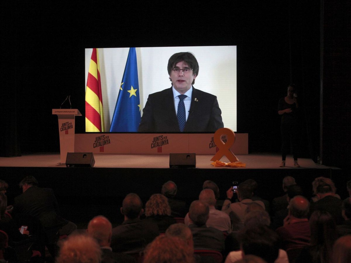 Foto: El expresidente de la Generalitat Carles Puigdemont durante una intervención por videoconferencia. (EFE)