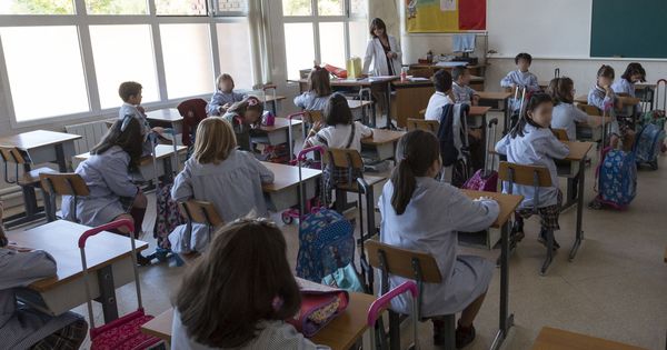 Foto: Una profesora da clase en un colegio público de Castilla y León. (Efe)