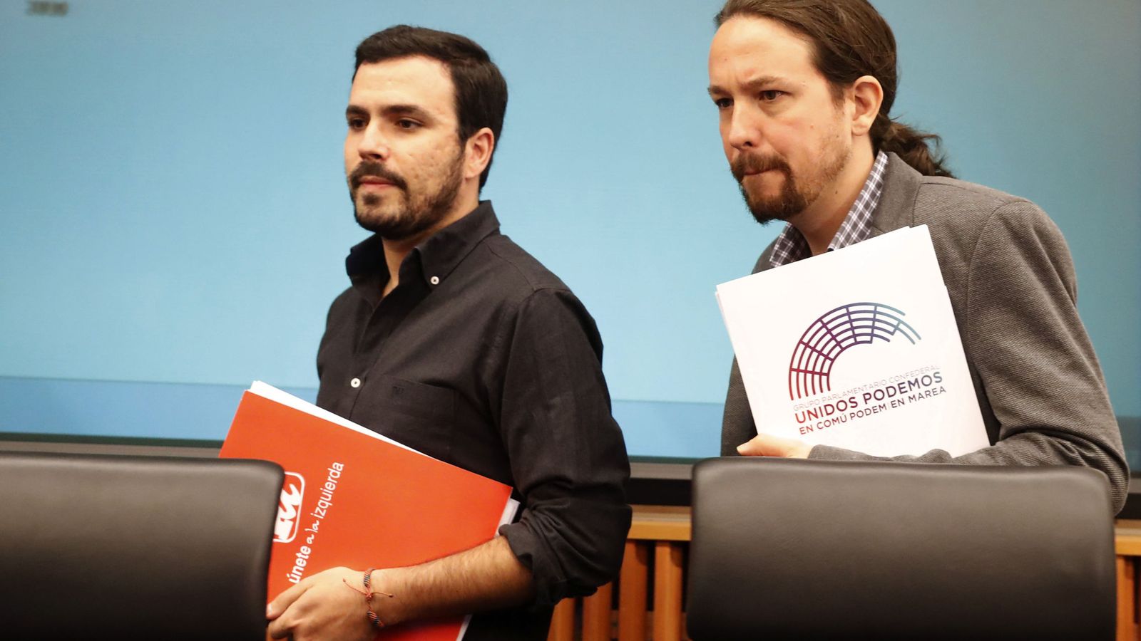 Foto: El secretario general de Podemos, Pablo Iglesias (d), y el líder de IU, Alberto Garzón, momentos antes de presentar hoy en el Congreso su alternativa a los PGE para 2017. (EFE)