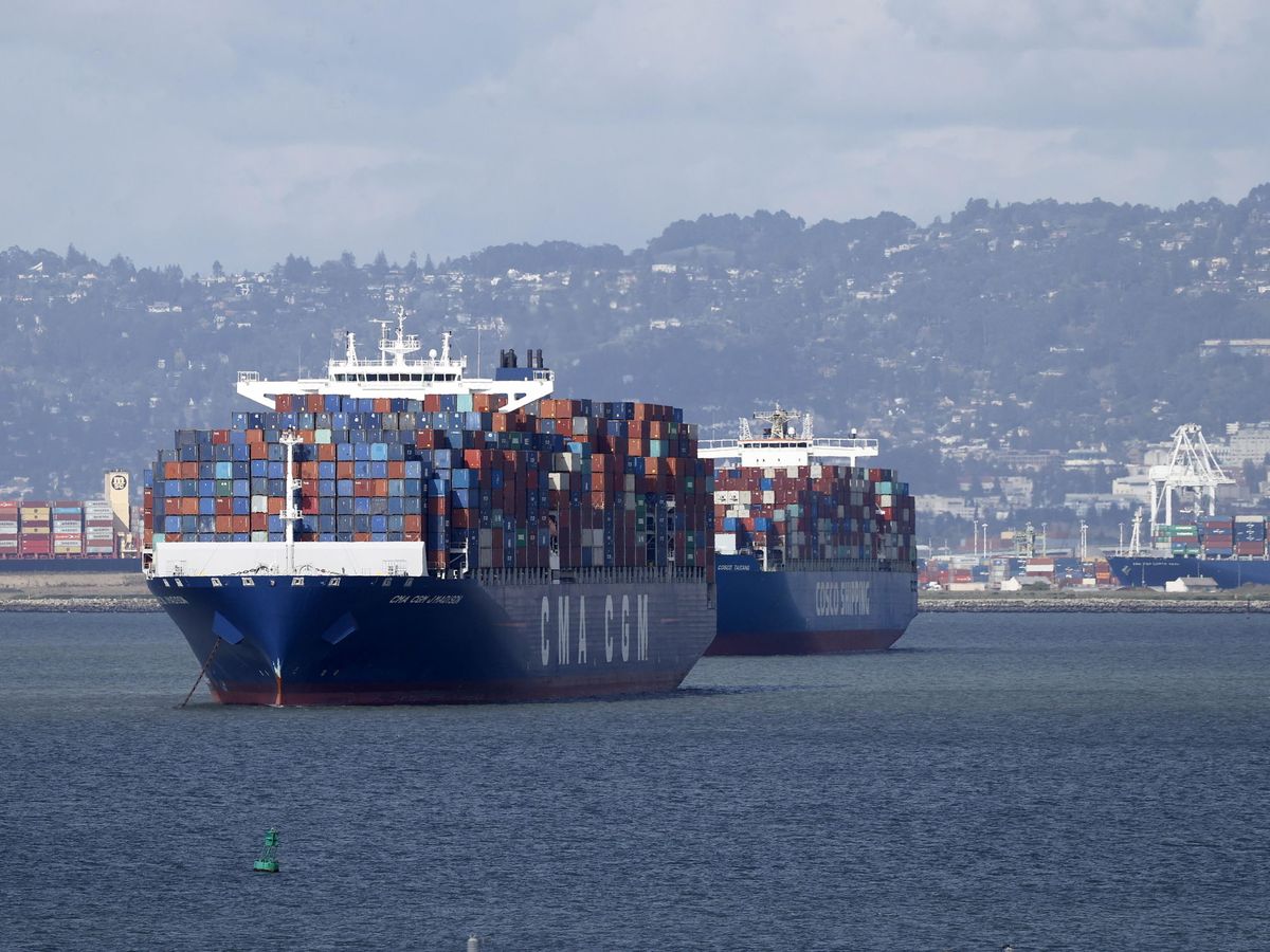 Foto: Tráfico en el puerto de California, que lleva semanas atascado. (EFE)