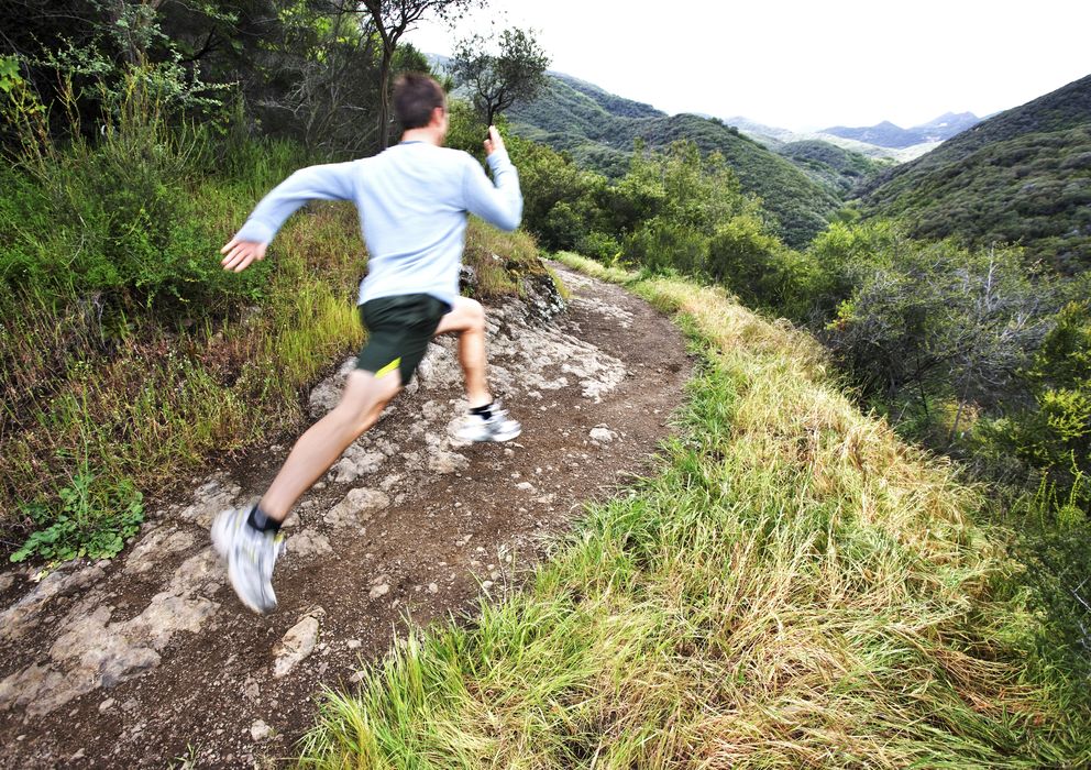 Foto: Correr por caminos de tierra es preferible para nuestras articulaciones. (Corbis)