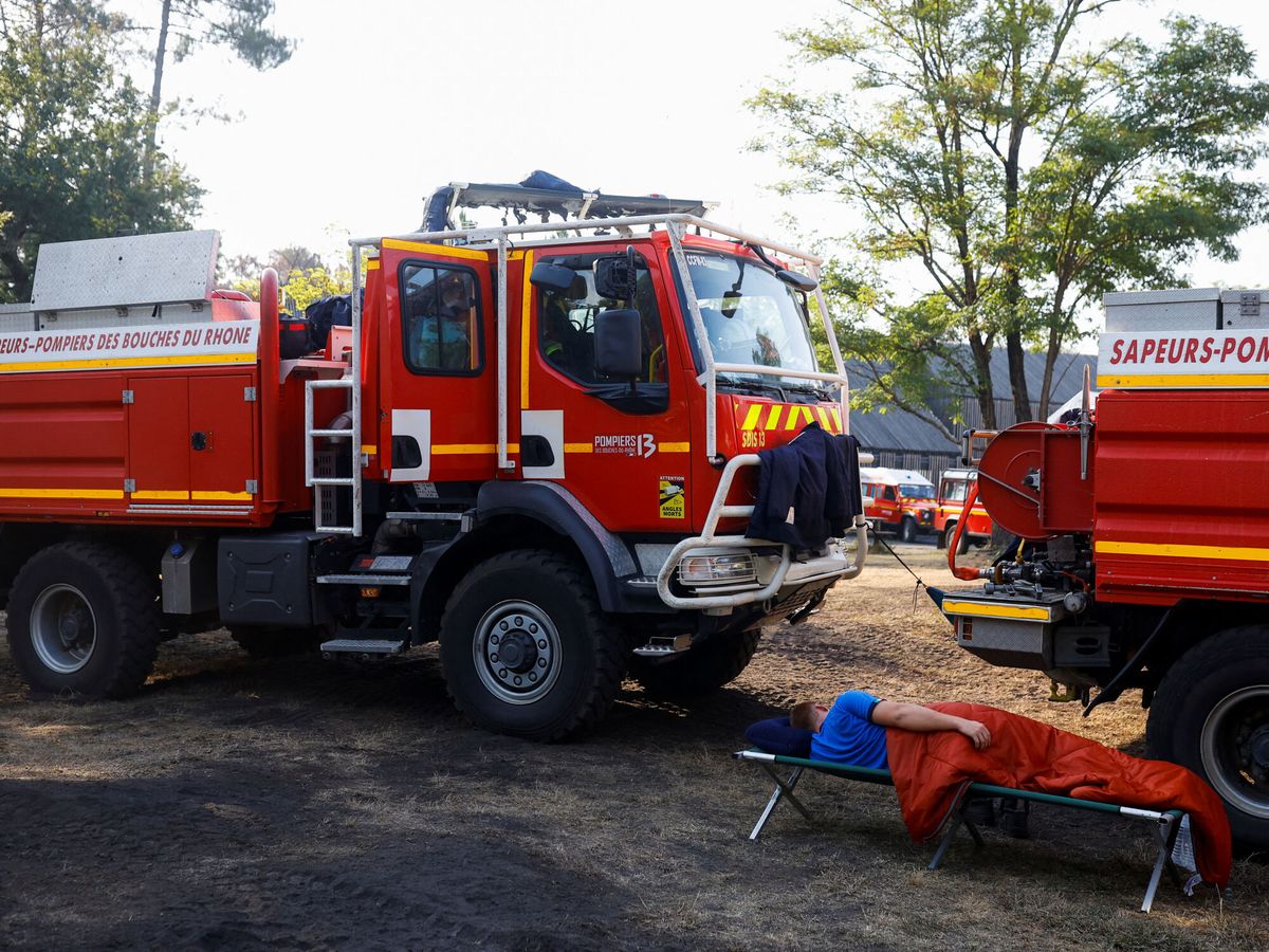 Foto: Un bombero descansa en la región de Gironda, Francia. (Reuters/Stephane Mahe)