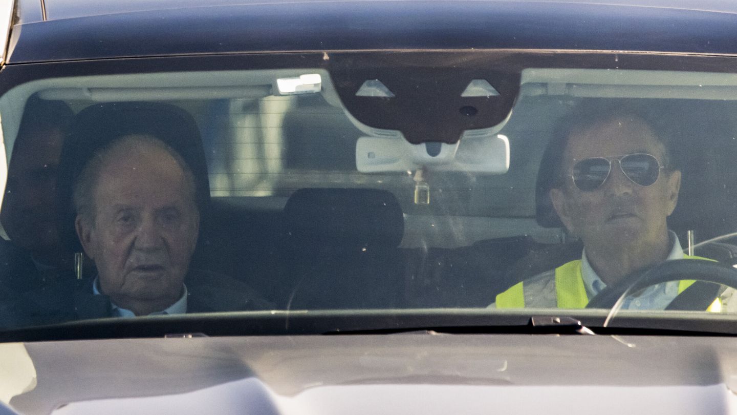 Juan Carlos I, con Pedro Campos a su llegada al aeropuerto de Vigo. (EFE/Brais Lorenzo) 