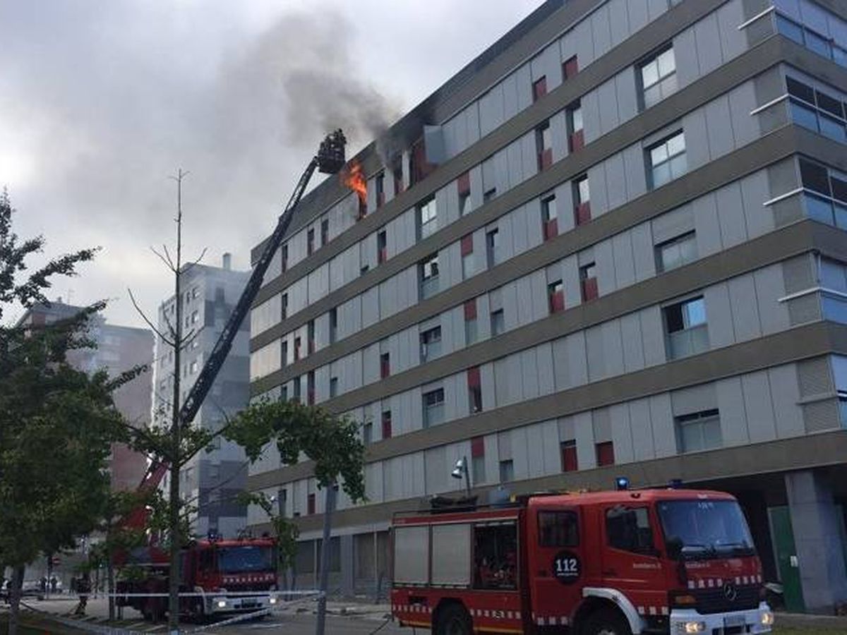 Foto: Los bomberos tratan de extinguir el incendio en el último piso de un edificio en Terrassa (Bombers Generalitat Catalunya)