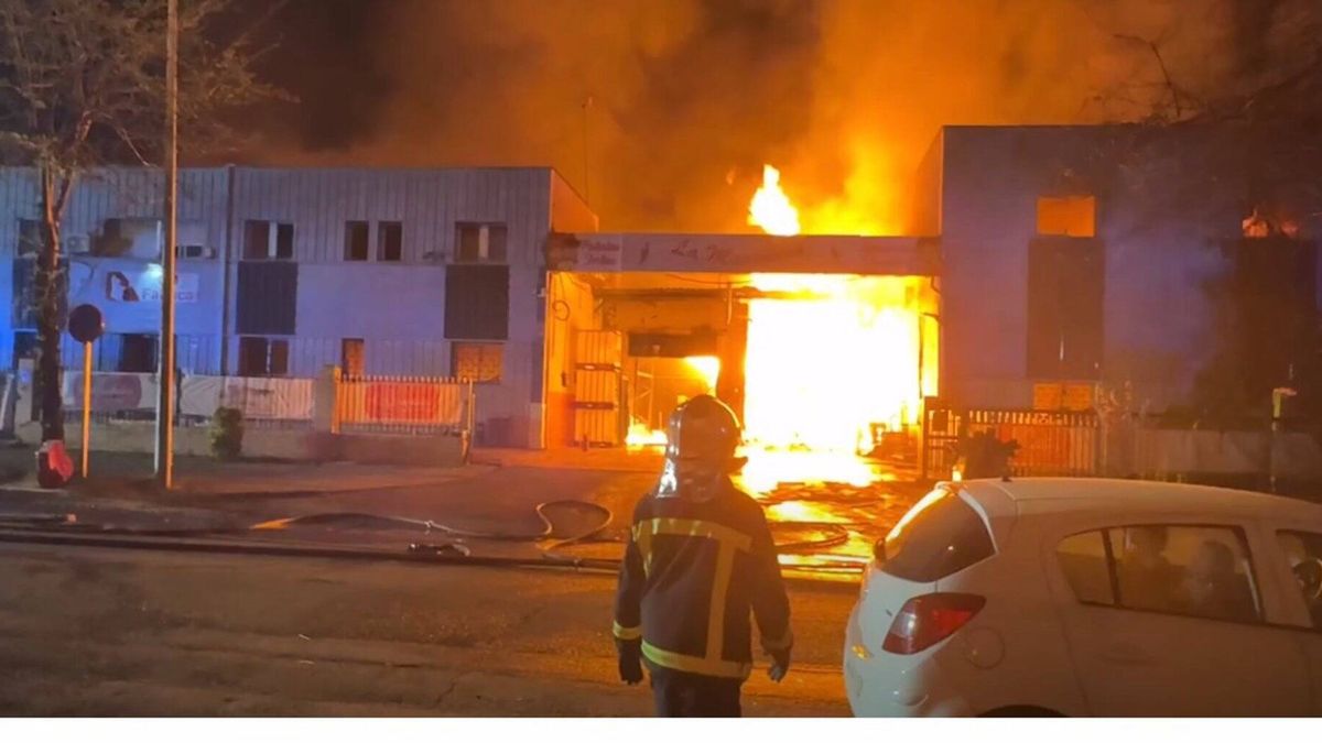 Un incendio quema 4.800 metros cuadrados de una nave industrial dedicada a la alimentación en Tres Cantos en Madrid