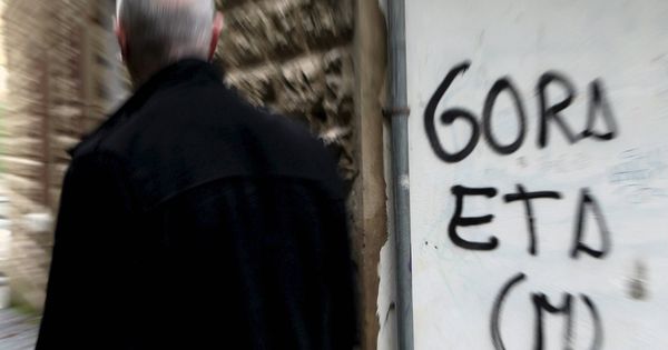 Foto: Un hombre pasa junto a una pintada de apoyo a la banda terrorista ETA en San Sebastián. (Efe) 