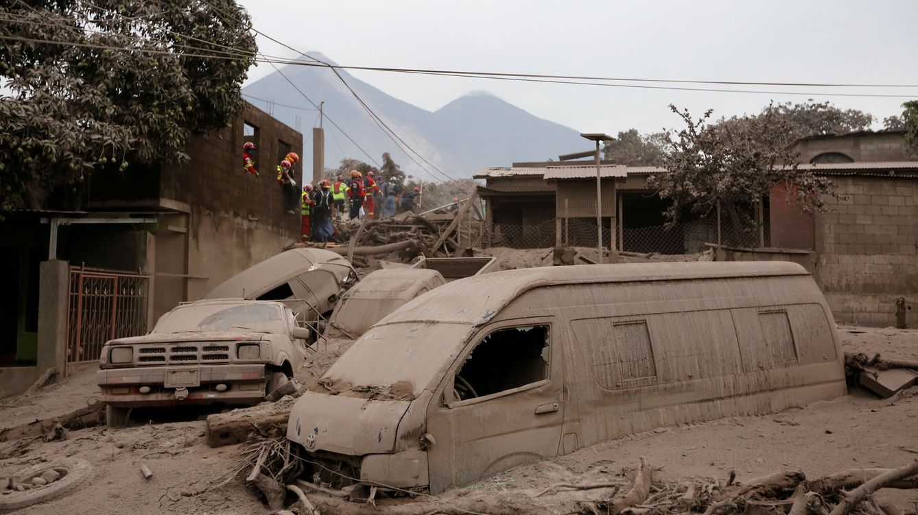 Foto: Bomberos y trabajadores de los equipos de rescate buscan supervivientes en San Miguel Los Lotes, el 4 de junio de 2018. (Reuters)