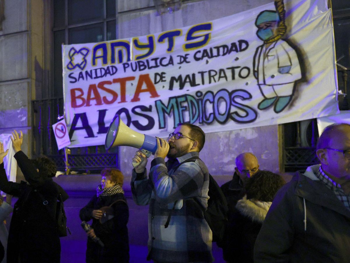 Foto: Huelga de médicos de familia y pediatras de Atención Primaria en Madrid. (EFE/Rodrigo Jiménez)