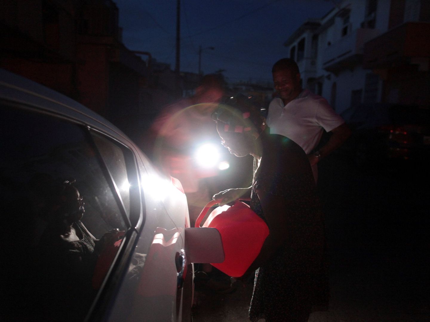Una mujer llena el depósito de su coche después del paso del huracán María (Reuters)