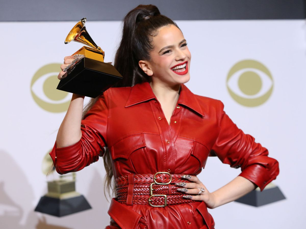 Foto: Rosalía, con su premio Grammy por 'El mal querer'. (Reuters)
