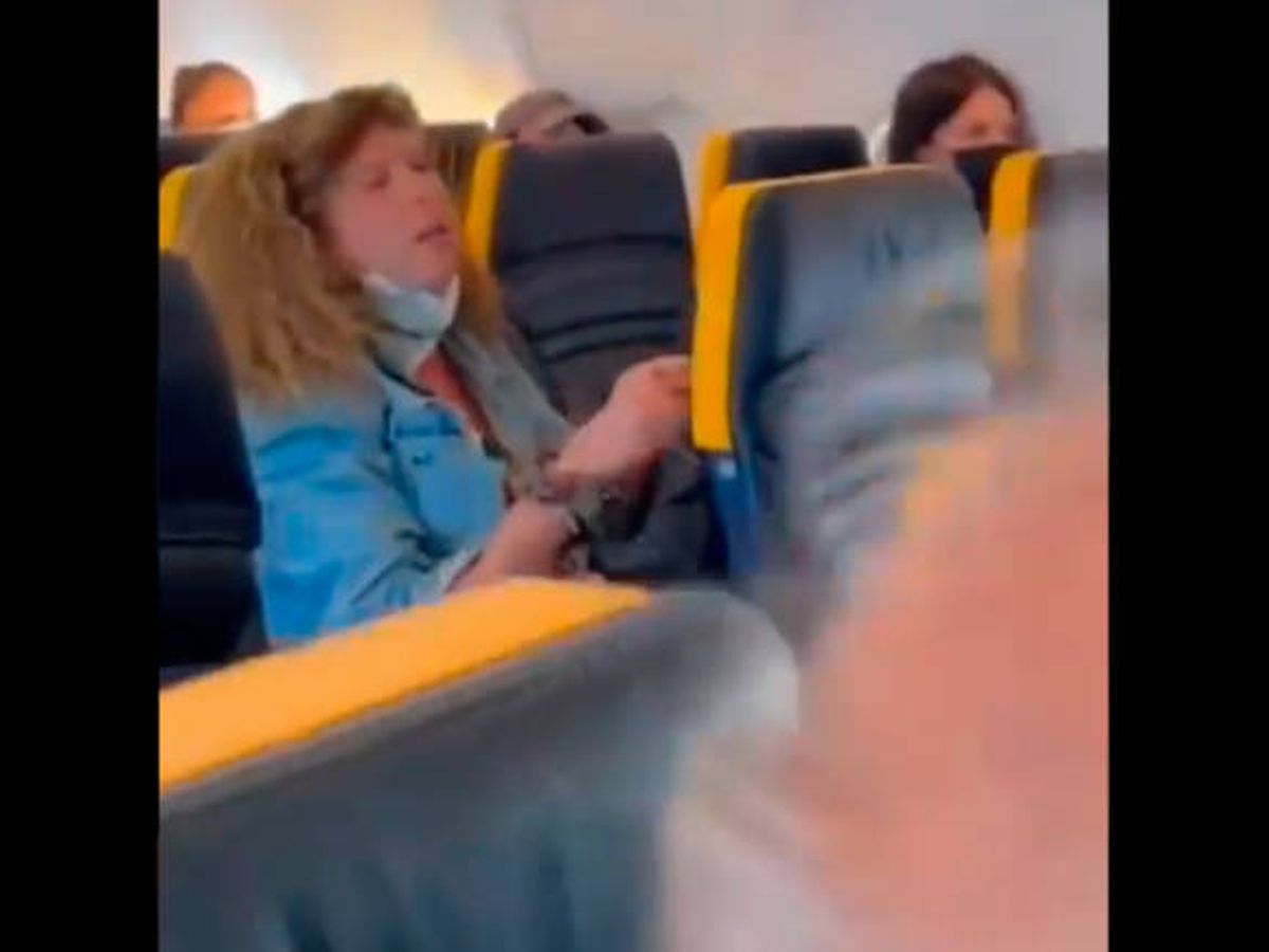 Foto: La pasajera insultó, agredió y escupió a pasajeros y tripulación (Twitter)