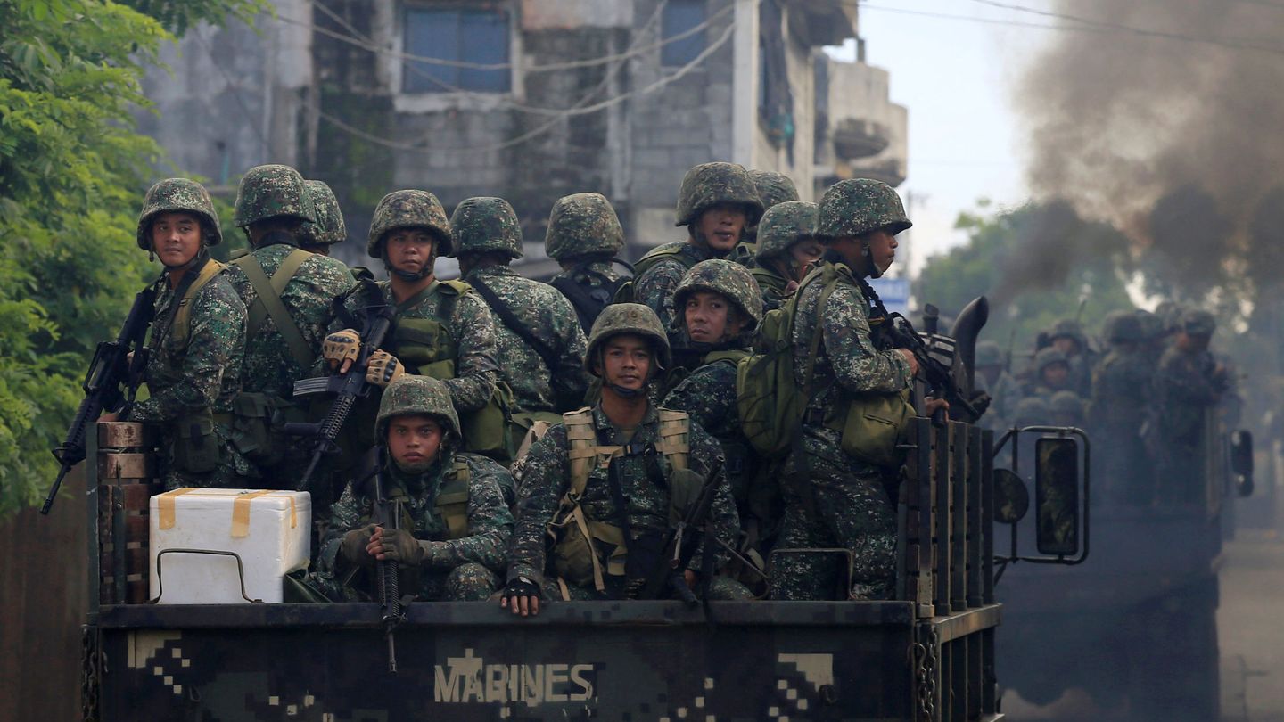 Soldados en camiones militares se desplazan hacia el foco de los combates en Marawi, el 2 de junio de 2017. (Reuters)