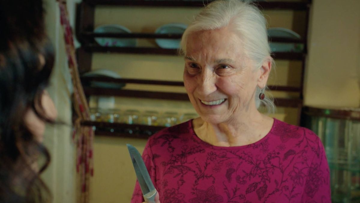La anciana Sevgi protagoniza la amenaza más disparatada a Sengül en 'Hermanos'