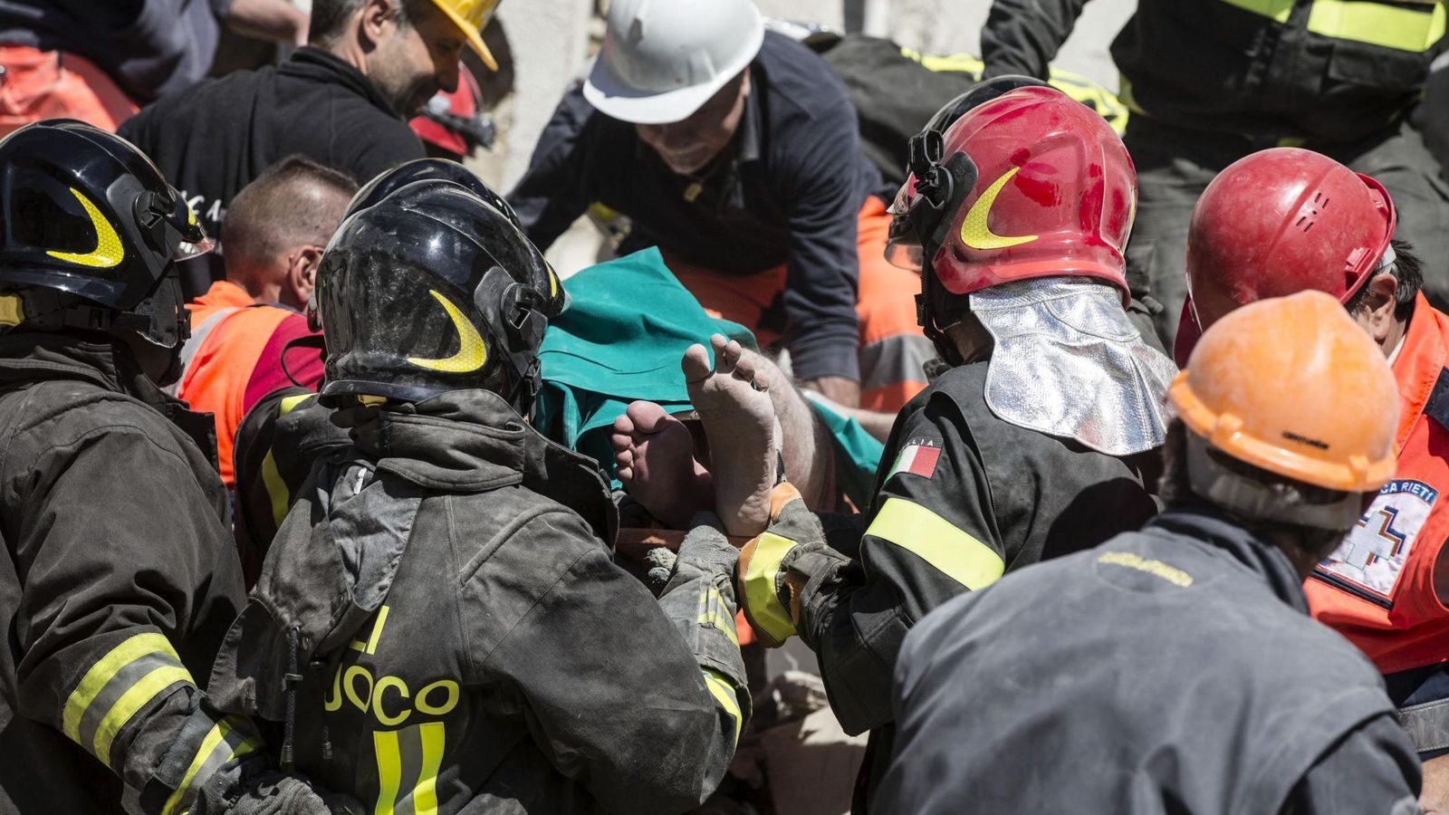 Foto: Miembros de los servicios de emergencia ayudan a uno de los supervivientes del terremoto en la localidad de Fonte del Campo, cerca de Accumoli en el centro de Italia. (EFE)