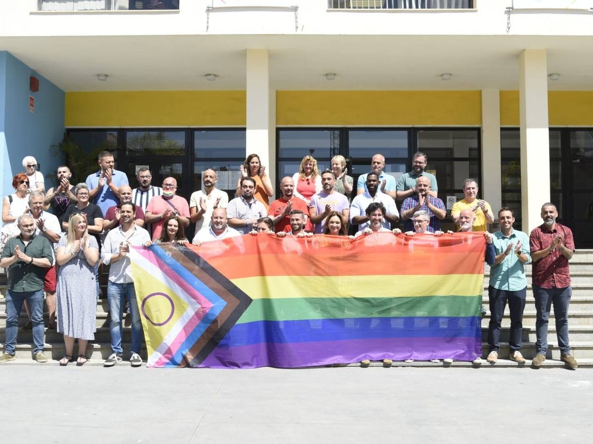 Foto: Partidos y representantes del Colectivo LGTBI de Torremolinos con la bandera arcoíris. (Ayuntamiento de Torremolinos)