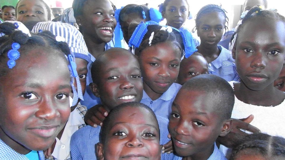 Casi 16.400 jóvenes 'donan' sus horas de estudio para construir una escuela en Haití