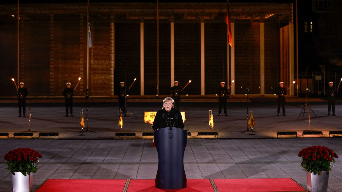 Rosas rojas y música punk en el adiós militar más emotivo para Merkel