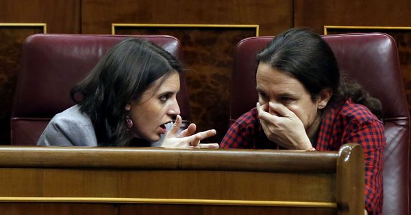 Foto: El secretario general de Podemos, Pablo Iglesias (d), conversa con la portavoz adjunta, Irene Montero (i), durante el pleno del Congreso de los Diputados. (EFE)