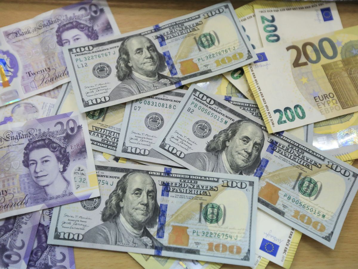 Foto: Billetes de euro, libra y dólar. (EFE/Daniel Irungu)