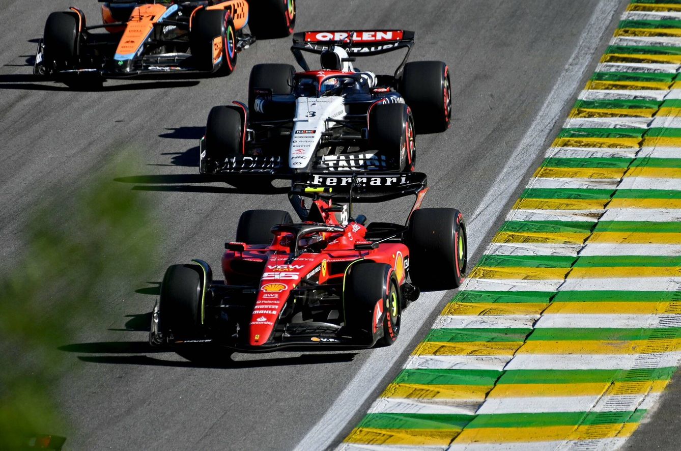 Tuvo mucho mérito la forma en la que contuvo Sainz los ataques de Ricciardo y Piastri, que venían con coches más rápidos por detrás suyo. (Ferrari)