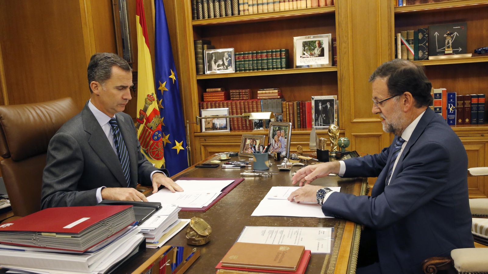 Foto: El Rey Felipe VI y el presidente del Gobierno, Mariano Rajoy (d), durante su habitual despacho semanal, esta tarde en el Palacio de la Zarzuela. (EFE)