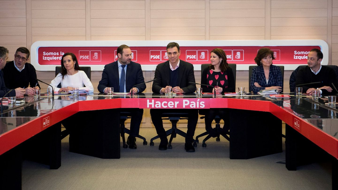 Pedro Sánchez, junto a Adriana Lastra, José Luis Ábalos y Carmen Calvo, durante la reunión de la permanente de este 19 de febrero en Ferraz. (EFE)