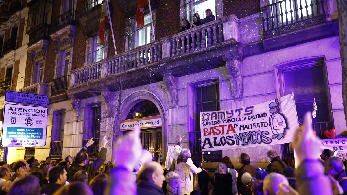 Los médicos ponen fin al encierro en la Consejería de Sanidad de Madrid tras 36 horas