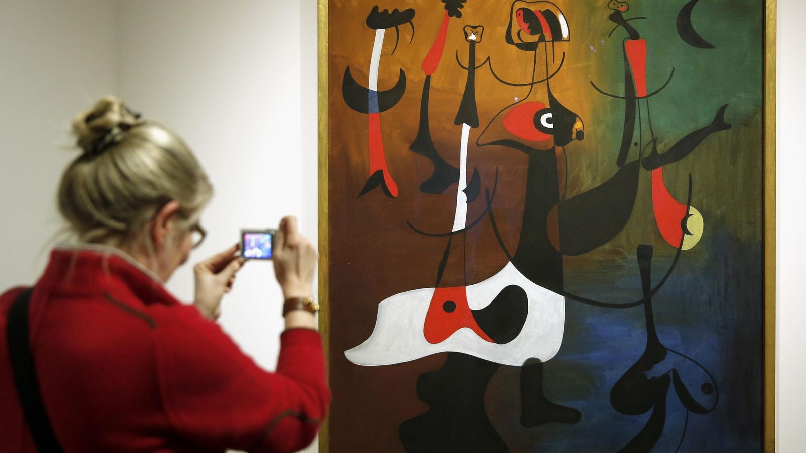 Foto: Una mujer hace una fotografía a la obra "Personajes rítmicos" de Joan Miró en la galería de arte Bucerius Kunst Forum, en Hamburgo. (Efe)